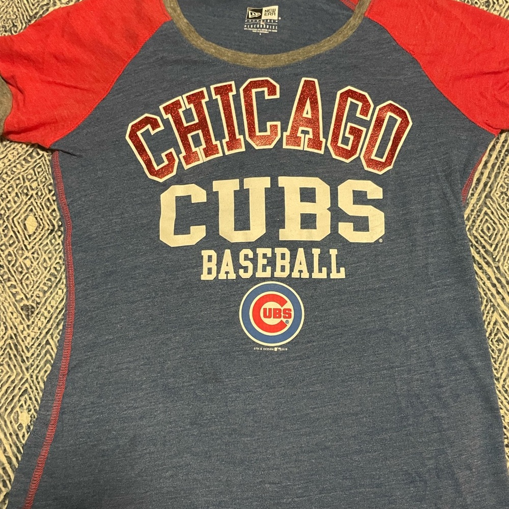 Women’s small Cubs shirt